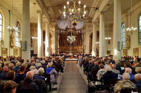 Groep mensen die met overgave bidden in een Afrikaanse kerk