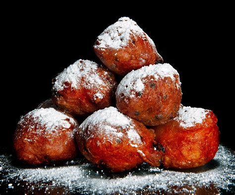 Foto van verse, goudbruine oliebollen en appelbeignets.