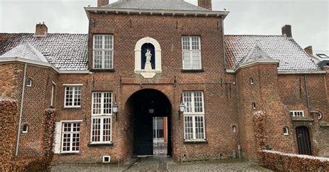 Het historische poortgebouw van Jongema State