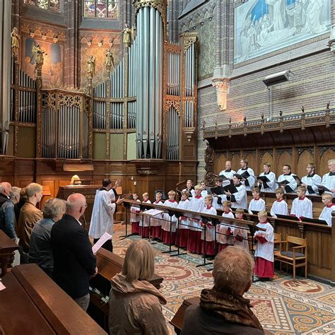 Illustratie die de sfeer van een Choral Evensong of Paasviering weergeeft.