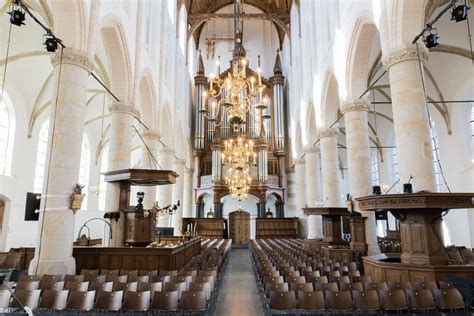 Interieurfoto van de Grote Kerk, met zicht op het orgel en de gewelven