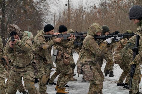 Foto van de Sint-Bavokerk na de oorlog, met zichtbare herstelwerkzaamheden