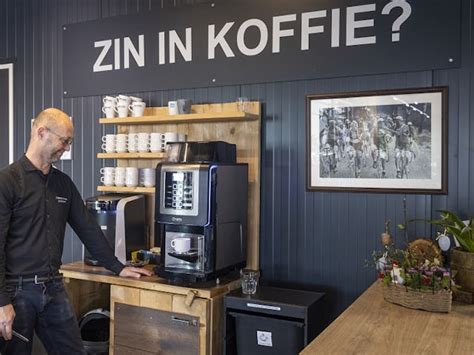 Foto van een gezellige koffiehoek in een kringloopwinkel
