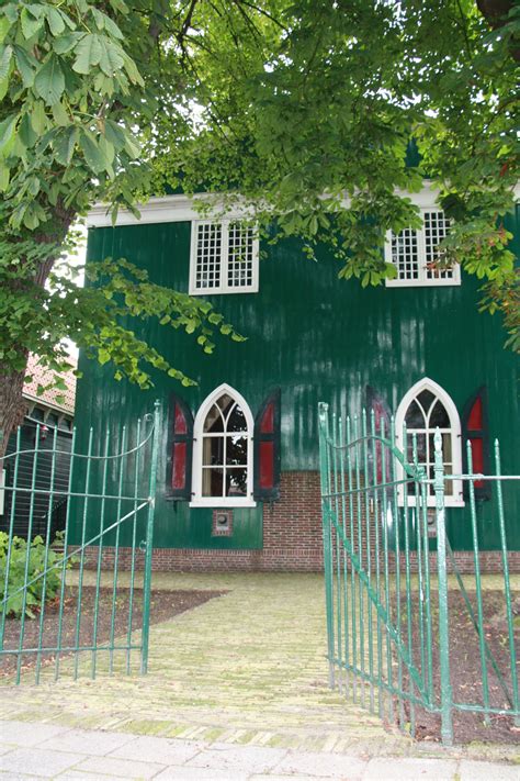 Illustratie van de Vermaning in Krommenie, met nadruk op de pakhuisachtige uitstraling.