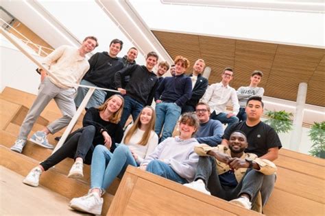 Groepsfoto van studenten tijdens de summer university bij All Nations