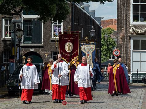 Foto van de processie met het grote witte kruis tijdens The Passion in Emmer-Compascuum.