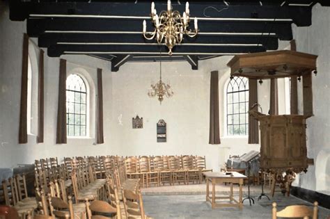 Een overzichtsfoto van de kerk van Katlijk, met de karakteristieke klokkenstoel aan de noordzijde.