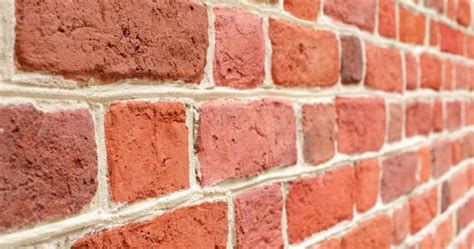 Een detail van de baksteen (rooswinkel) gebruikt in de kerk.