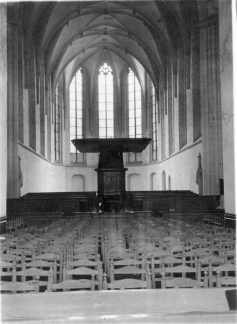 Interieur van de Thomastjerke met de preekstoel en kerkbanken/stoelen.