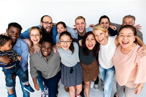 Foto van een diverse groep mensen die samen zingen en muziek maken tijdens een kerkdienst.
