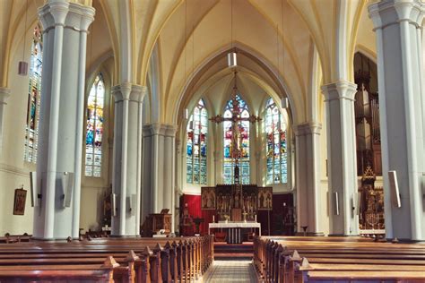 Een afbeelding van een Rooms-Katholieke kerk of een symbool dat de Rooms-Katholieke kerk vertegenwoordigt