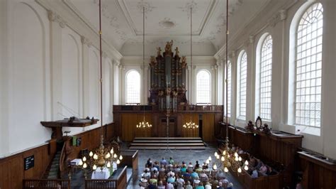 interieur van de Oude Lutherse Kerk met focus op de galerijen en architectonische details