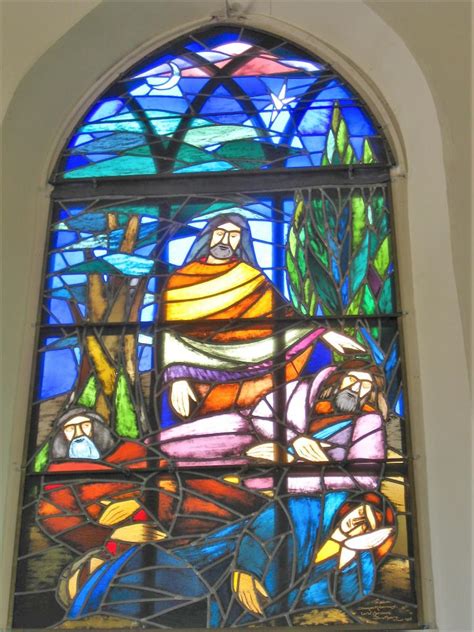detail van een glas-in-loodraam in de Lutherse Kerk van Weesp