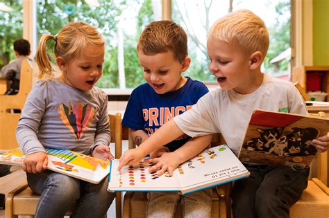 kinderen kijken online naar een kerstprogramma