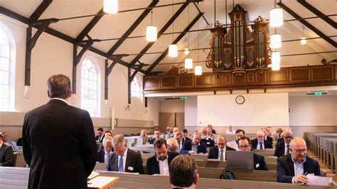 een groep gereformeerde predikanten tijdens een synode