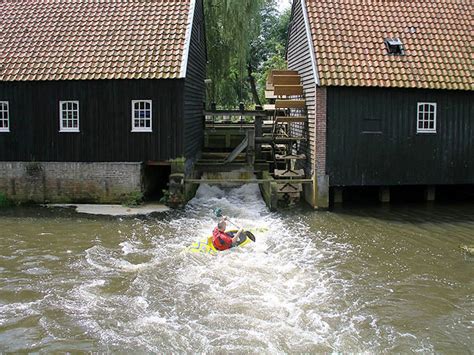 De Dommelsche Watermolen aan de oever van de Dommel