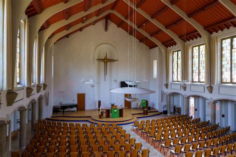Interieur van de kerkzaal van Evangeliegemeente De Regenboog, met een podium en zitplaatsen