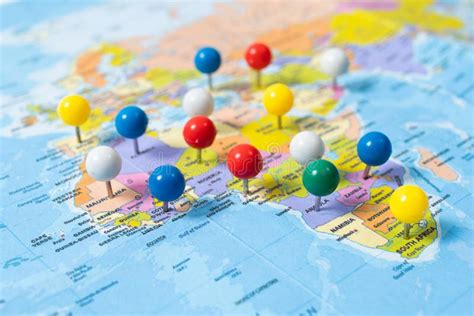 Wereldkaart met markeringen op de locaties van de gesteunde projecten.