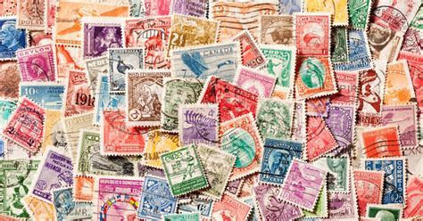 Collage van ingezamelde items: postzegels, oude munten, mobieltjes.