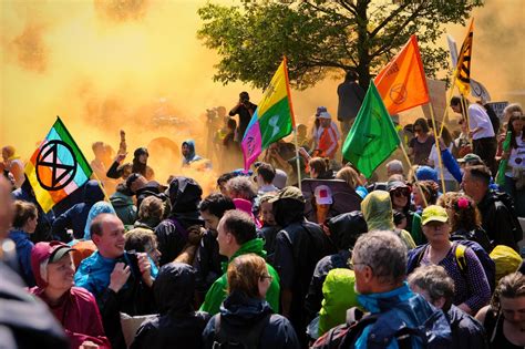 Illustratie van verschillende protestacties van Extinction Rebellion: wegblokkades, bezettingen, marsen en die-ins.