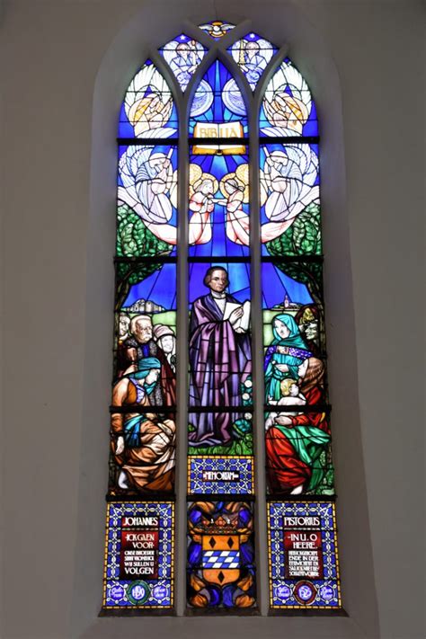 Een gebrandschilderd glas-in-lood raam ter herdenking van Jan de Bakker.