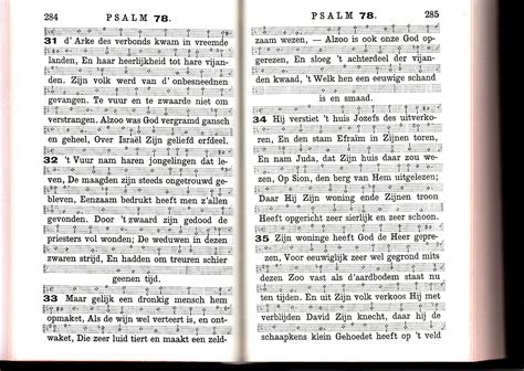 Illustratie van het zingen van psalmen in een kerkdienst, met de nadruk op gemeenschap en aanbidding.