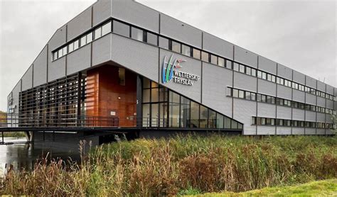 Veel tractoren en bussen verzameld voor het hoofdkantoor van Wetterskip Fryslân in Leeuwarden tijdens het boerenprotest.