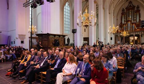 Schema van de structuur van de Nederlandse Gereformeerde Kerken met regionale vergaderingen en de landelijke synode.