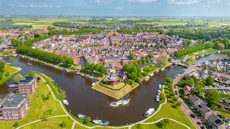 Foto van de Bolwerken in Dokkum met water.