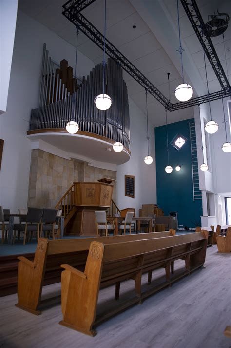 Interieur van de Maranathakerk met kunstwerken
