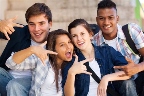 Foto van een groep tieners die samen boulderen