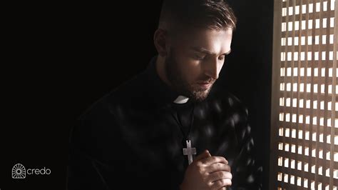 Illustratie van een priester die biecht hoort, met symbolische weergave van vergeving