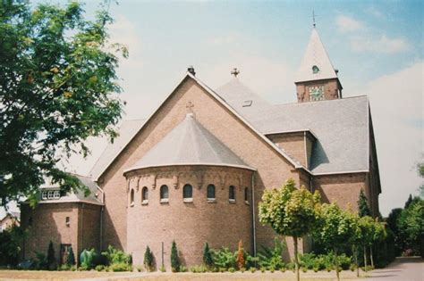Architecturaal ontwerp van de Onze Lieve Vrouw van Altijddurende Bijstand kerk in de stijl van de Amsterdamse School, met kenmerkende bollende daken en baksteenarchitectuur.