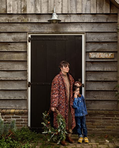 Illustratie van een 17e-eeuwse boerderij, mogelijk met een verborgen ruimte voor kerkdiensten.