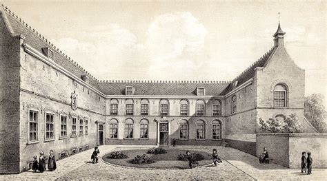 Gevel van het voormalige weeshuis uit 1785 met een geschilderd reliëf van weeskinderen.