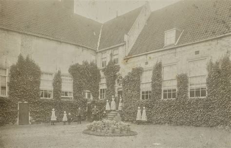 Interieur van de Regentenkamer van het voormalige weeshuis.