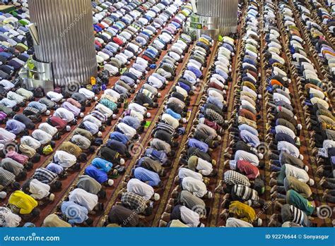 Een afbeelding van mensen die samen bidden in een moskee.