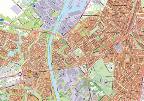 Een overzichtskaart van Nijmegen met gemarkeerde parkeerzones en -garages.