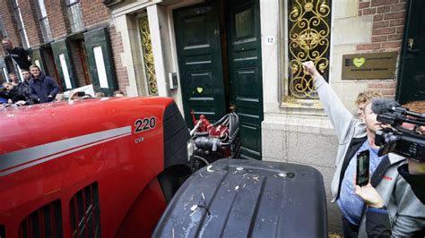 Beelden van een trekker die tegen de deur van het provinciehuis in Groningen reed.