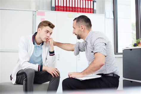 Foto van een docent in gesprek met studenten