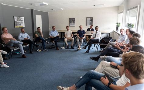 illustratie van een groepsgesprek met mannen die hun problemen delen