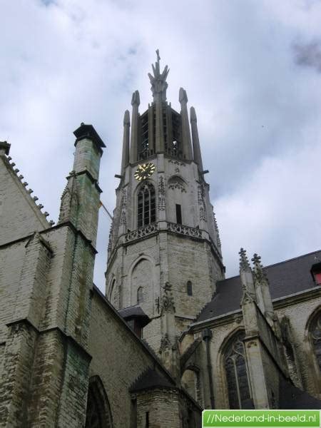 Vogelvluchtperspectief van de Basiliek van Hulst met de kenmerkende toren