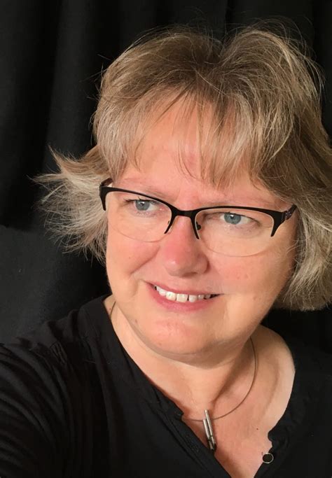 Lydia Vroegindeweij aan het werk in de geluidsstudio