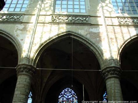 Interieurfoto van de Sint-Martinuskerk, die de spitsbogen, het metselwerk en de algehele sfeer van het gebouw toont.