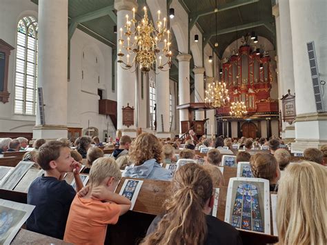 kinderen die stil in de kerk zitten