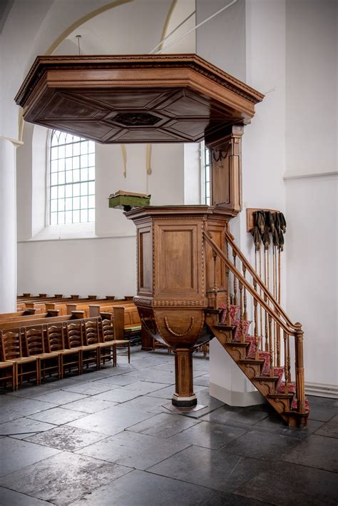 Gedetailleerde foto van de preekstoel in de Hervormde Kerk, met nadruk op de gesneden panelen en wapenschilden