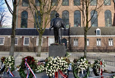 foto van ambtenaren die demonstreren bij het monument de Dokwerker in Amsterdam