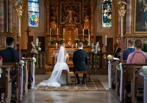 Illustratie van een kerkelijke ceremonie waarbij jongeren hun geloofs­belijdenis afleggen
