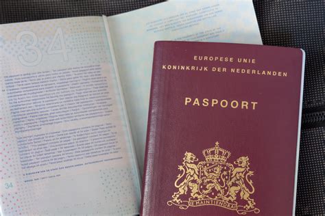Vergelijking van een paspoort voor volwassenen met het doen van geloofs­belijdenis