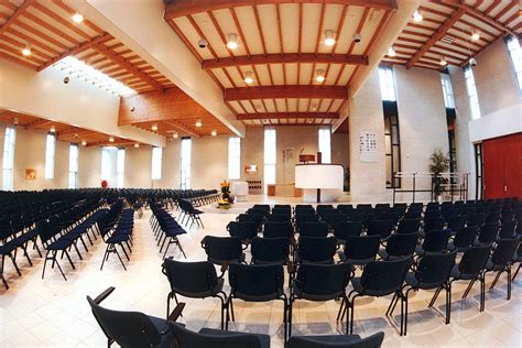 Interieur van de GKv 'De Schuilhof' met het vernieuwde liturgisch centrum, inclusief podium en projectiescherm.